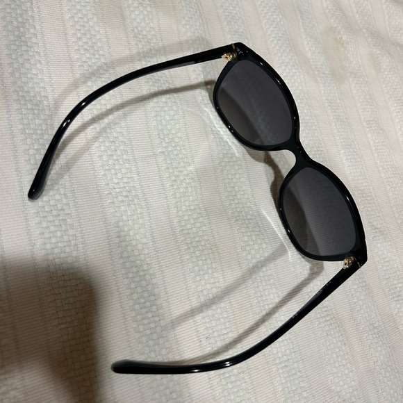 Prada sunglasses & case - Picture 5 of 9